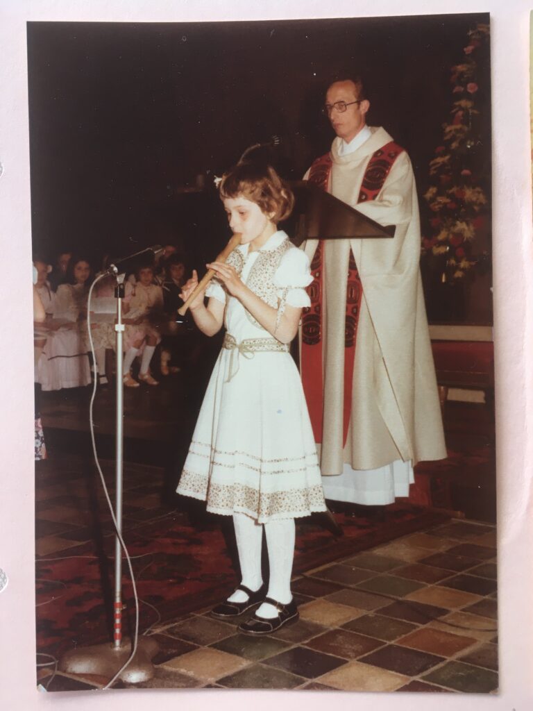 1977 De kapelaan en ik bij mijn eerste communie © Annette van der Swaluw